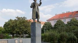 Vážené soudružky, vážení soudruzi, vzhledem k dění kolem sochy maršála Koněva v Praze 6 na náměstí Interbrigády a postupu hlavního města Prahy a městské části Praha 6 je třeba vyjádřit podporu pro zachování tohoto památníku. Těm, kterým není lhostejné současné výrazně účelové, hystericky antikomunistické přepisování výsledků Druhé světová války, osvobození hlavního města Prahy a celého Československa by měl aktivně podpořit zachování sochy maršála Koněva v Praze 6 na náměstí Interbrigády. Je třeba za